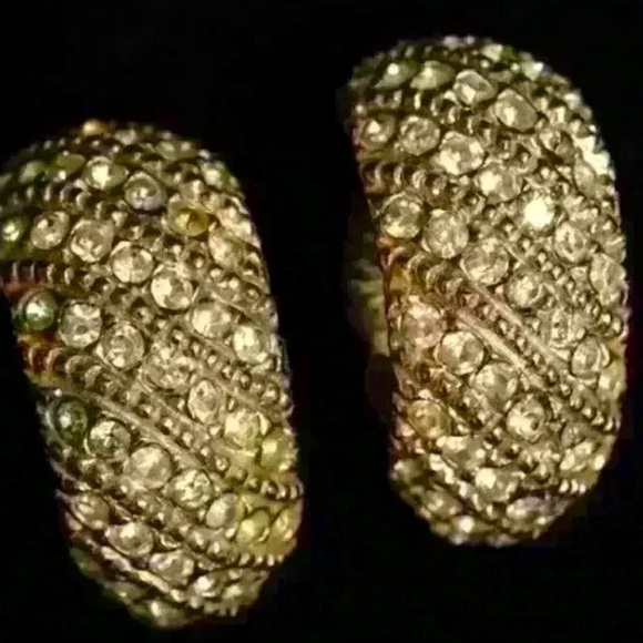 VINTAGE SPARKLING LES BERNARD SILVER TONE GLASS GEMS HALF HOOP CLIP ON EARRINGS - Picture 1 of 16